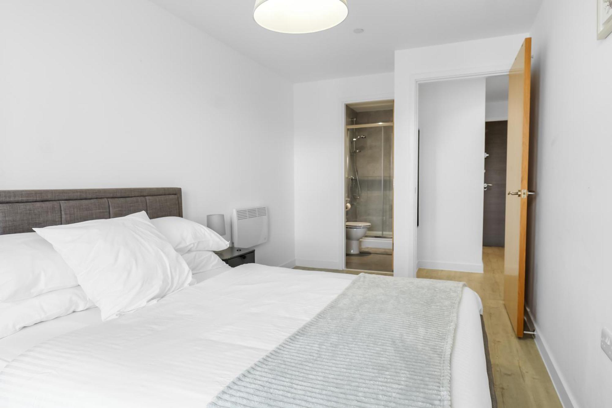 High Rise 2 Bedroom & 2 Bath Apartment With Parking, Balcony & Amazing View Manchester Extérieur photo